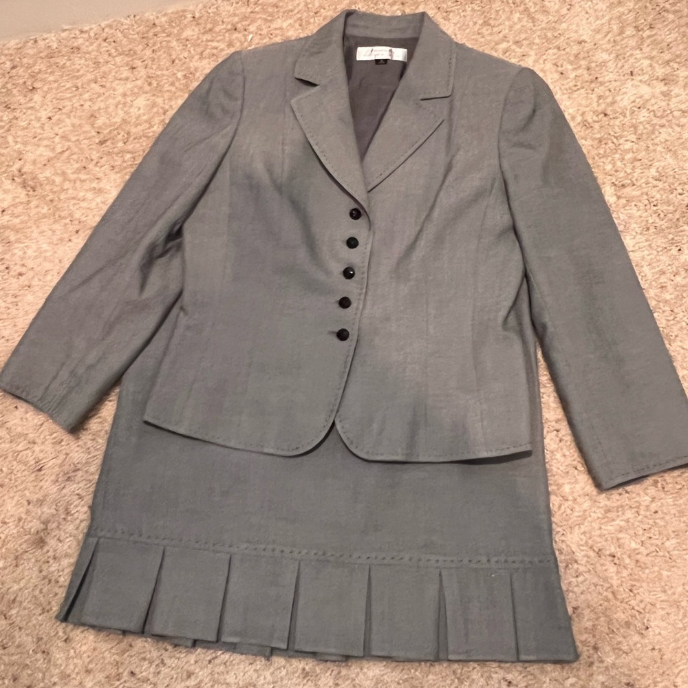 Tahari ASL Gray two piece skirt suit